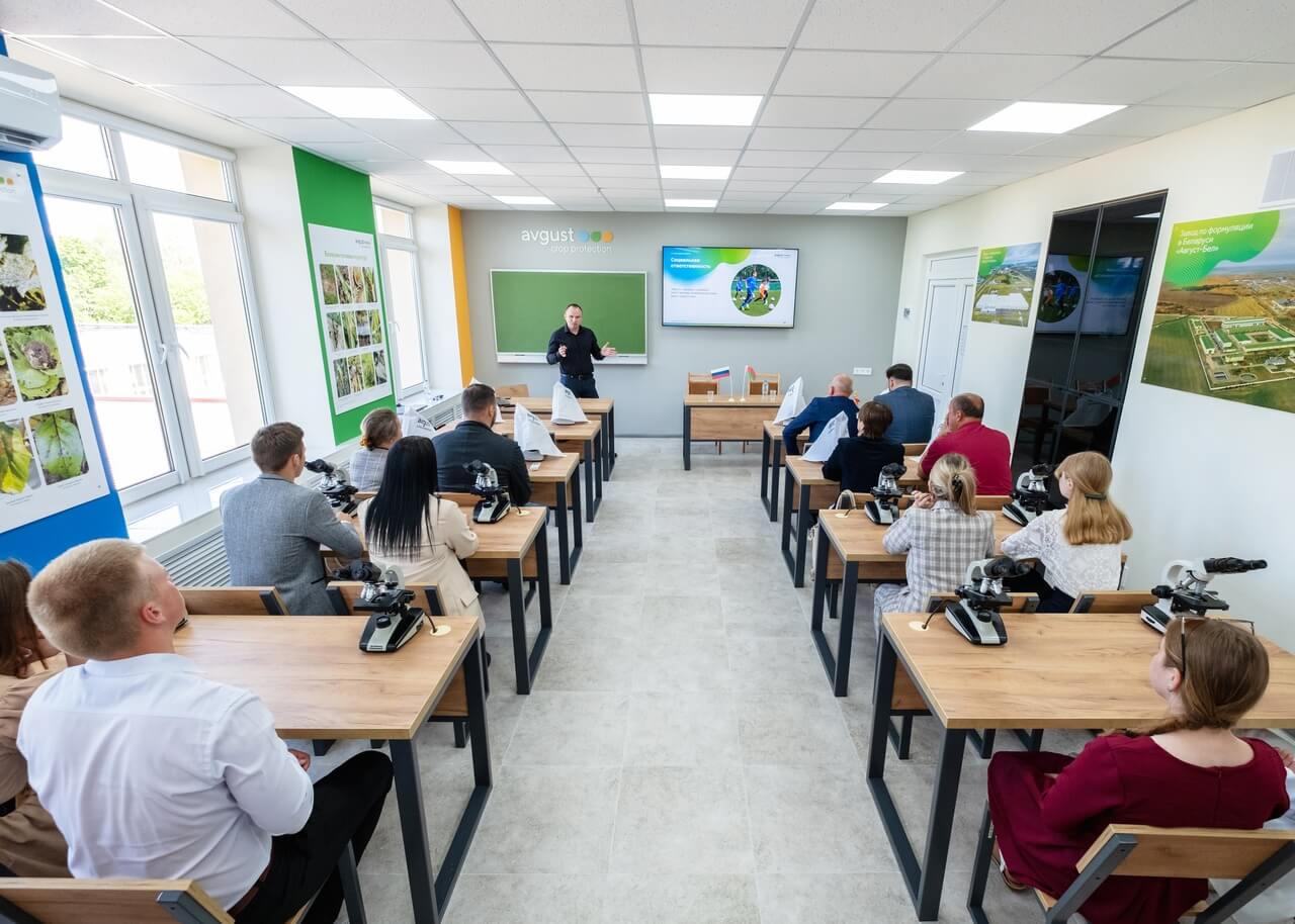 În 2023, August a echipat patru noi săli de clasă în universitățile agricole.