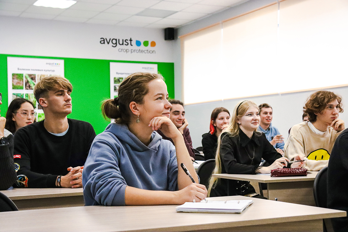 August invită studenții de cercetare la un Master direcționat gratuit la Sankt Petersburg