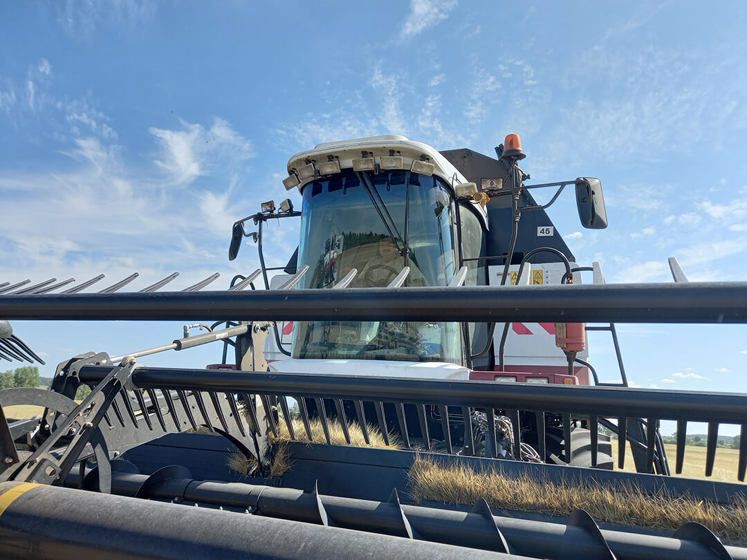 Recoltatoarele fără pilot intră pe câmpurile Agroproiectului companiei din August